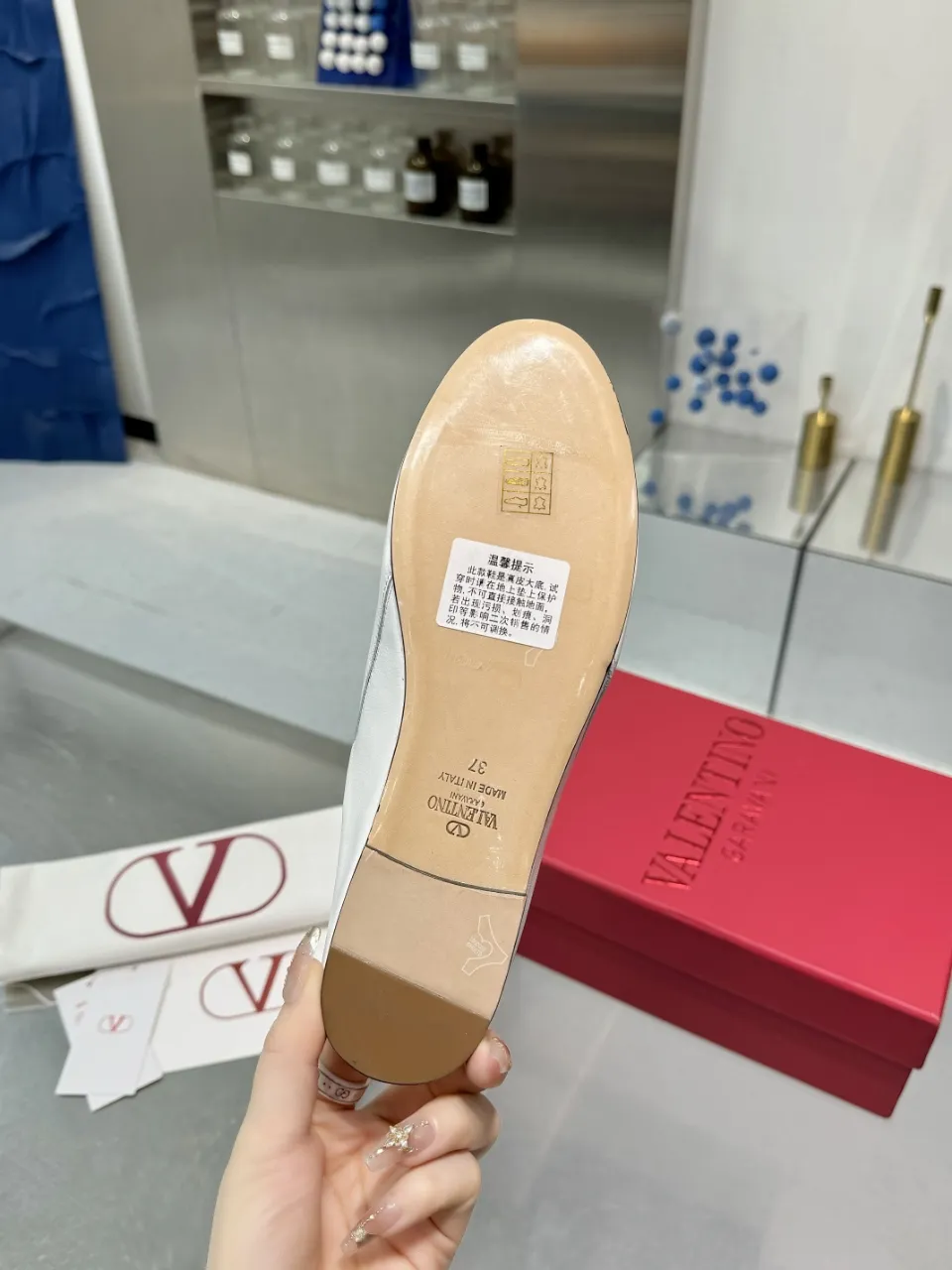👟👟Ex-factory price 520👟👟 Valentino’s hottest new product in 2025, the new slippers are also easy to wear...😈😈😈 The latest logo buckle Perfectly combined with sexiness❤️‍🔥❤️‍🔥❤️‍🔥❤️‍🔥It is simply the pinnacle of summer fashion💖💖💖💖Original replica Outsole: Italian genuine leather outsole Heel height: Flat heel Size: 35-39 (40 41 42 customization is non-returnable and non-exchangeable)